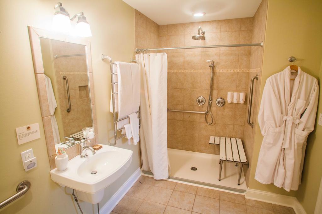 Seven Oaks Bed & Breakfast Lake Geneva Bilik gambar