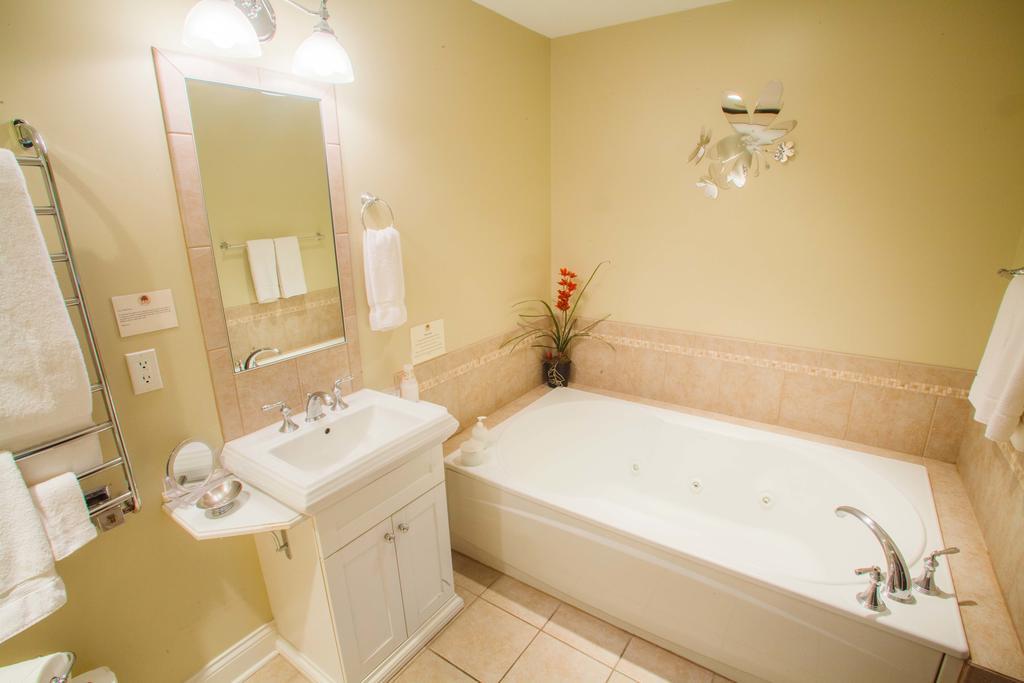 Seven Oaks Bed & Breakfast Lake Geneva Bilik gambar